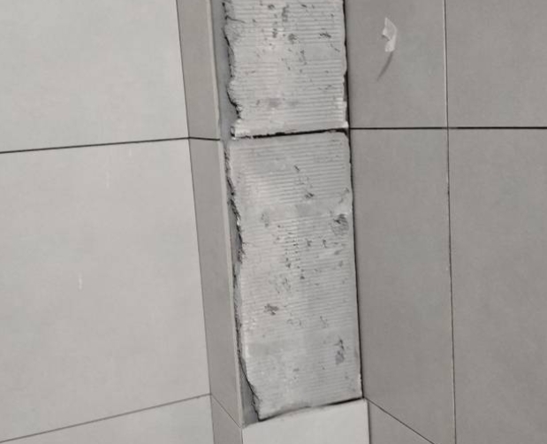 建华瓷砖空鼓维修公司分享下瓷砖施工前基层浇水润湿程度不足，可能导致以下问题