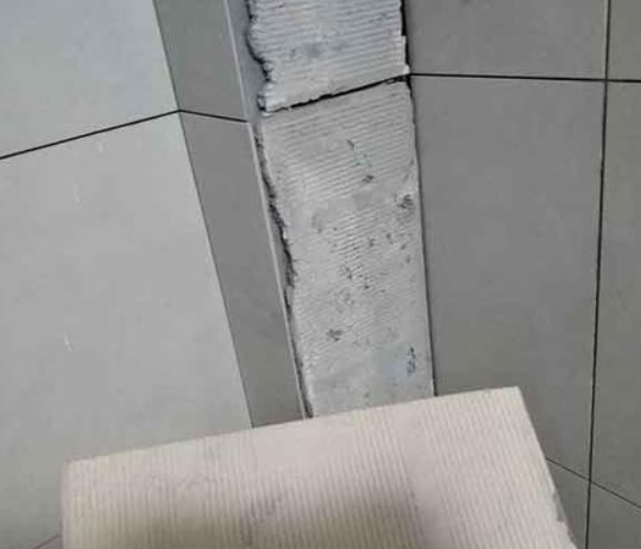 建华瓷砖空鼓维修公司分享下厨房瓷砖脱落的补救措施。